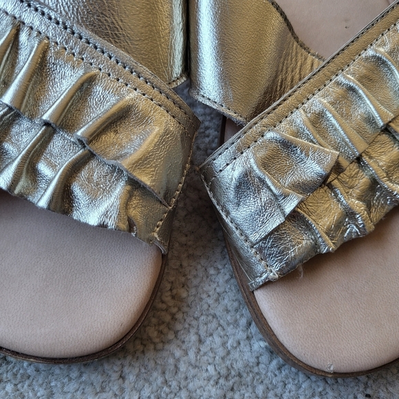Mercanti Fiorenti Italian Gold Ruffled Slip On Sandals Size 10 - Picture 3 of 10